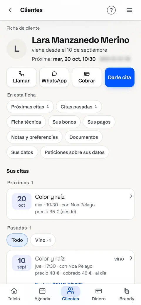 Ficha de una clienta: próxima cita, citas pasadas con su factura, ficha técnica, bonos, pagos y documentos.